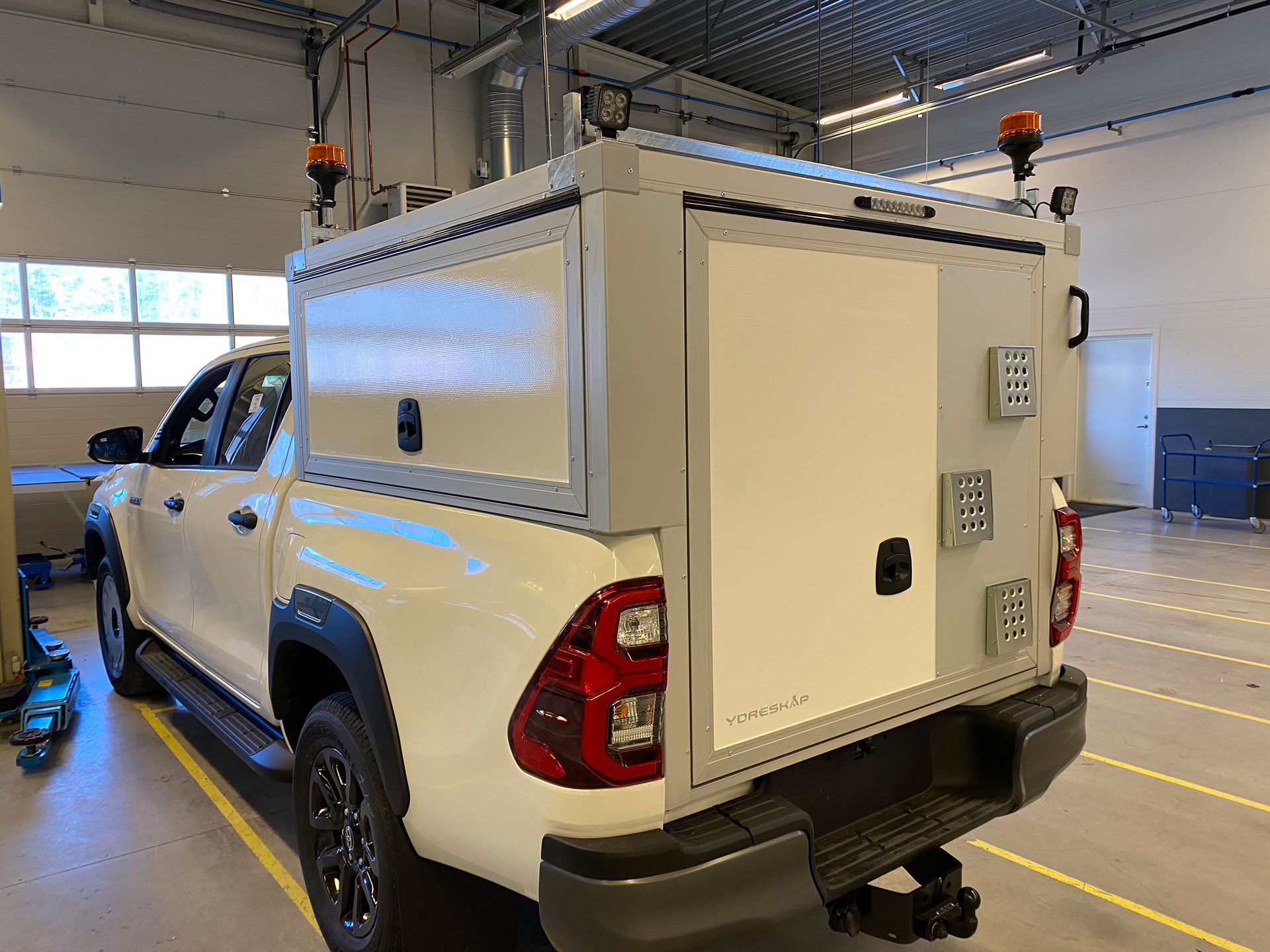 Vehicle with custom made hardtop and cabinet from Ydre and handles from Industrilas